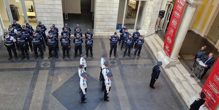 Les policiers municipaux attendent la fin du discours du maire de Pau François Bayrou pour recevoir l'étendard du Béarn.