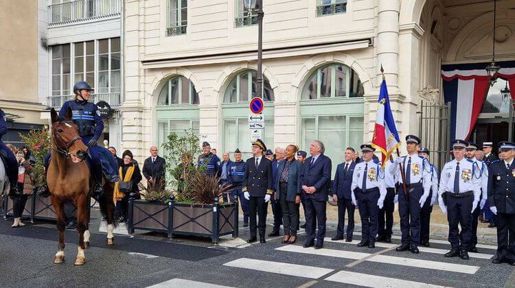 L'ensemble des policiers municipaux entourant le maire de Pau François Bayrou.