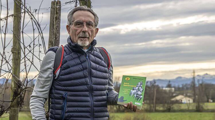 Alain Laplace tenant le troisième tome de son livre Retro Sportivement, à Pau. Crédit photo : Claude Jouanserre