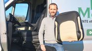 Patrick Thibaut tiens une housse de voiture vendu par France Housses.