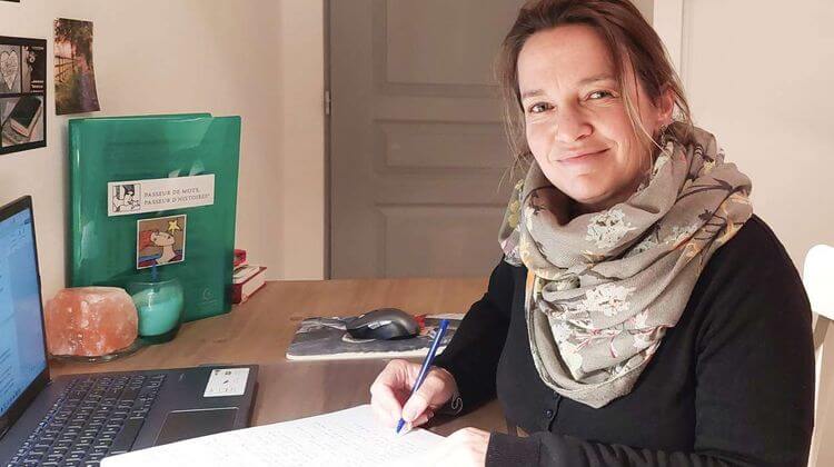 Caroline Palué, biographe hospitalière depuis un an, lors d'une session d'écriture, à Pau.