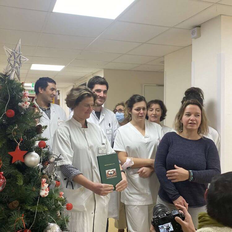 La biographe hospitalière Caroline Palué avec l'équipe de soins palliatifs du centre hospitalier de Pau.