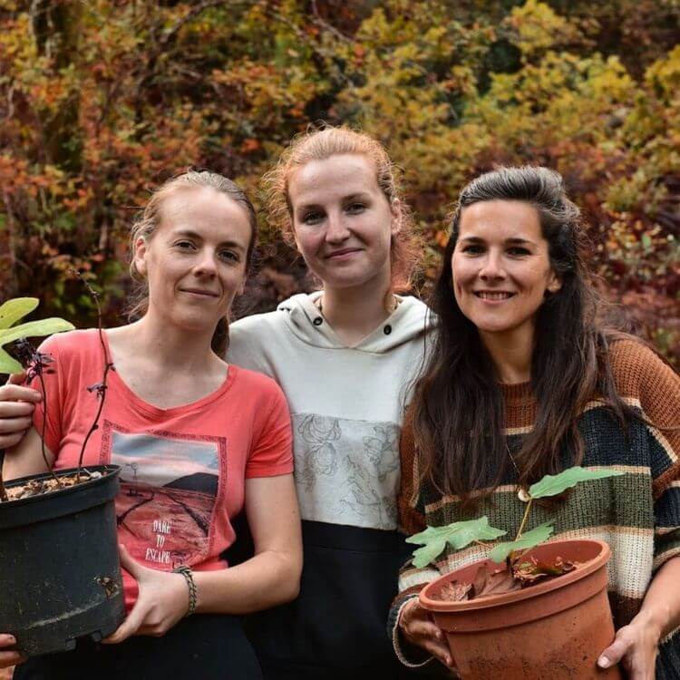 Julie Bernier (au milieu) et ses deux amies actrices du projet des Jardins Kowhai.