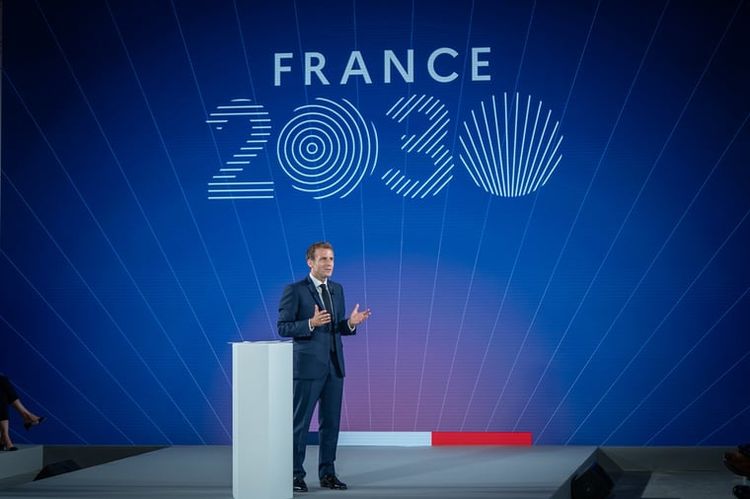 Le président de la République Française Emmanuel Macron présentant le plan d'investissement France 2030.