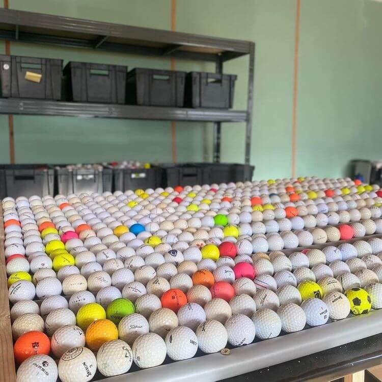 Des balles de golf rangées dans les locaux de Dropper.