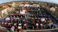 Une vue de la place de Barcelonne-du-Gers avec des engins agricoles