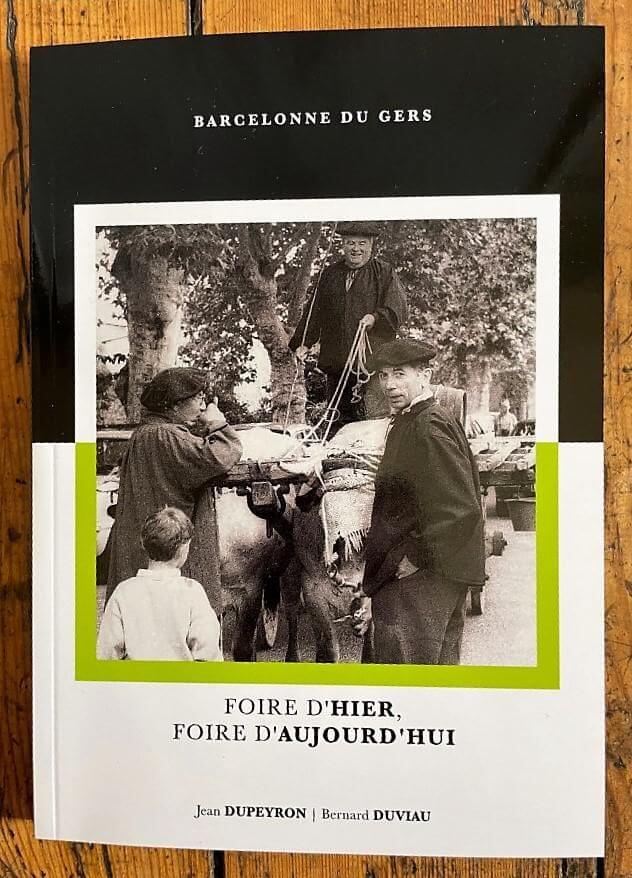 La couverture du livre de Bernard Duviau, représentant des paysans d'autrefois devant un attelage, sur la place du village de Barcelonne-du-Gers