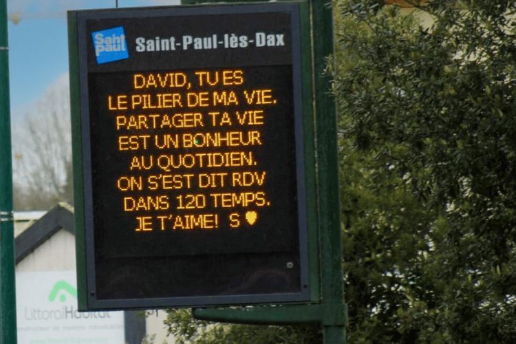 Un panneau lumineux de Saint-Paul-lès-Dax sur lequel un mot d'amour est écrit.