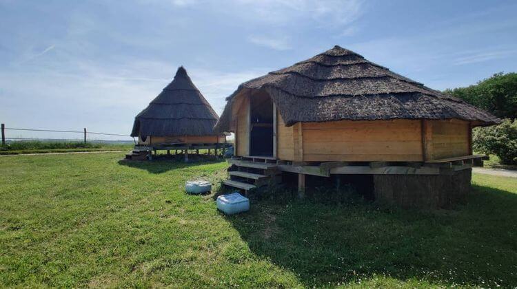 Deux huttes gauloises en pin Douglas et brande pour le toit, dans un pré du domaine