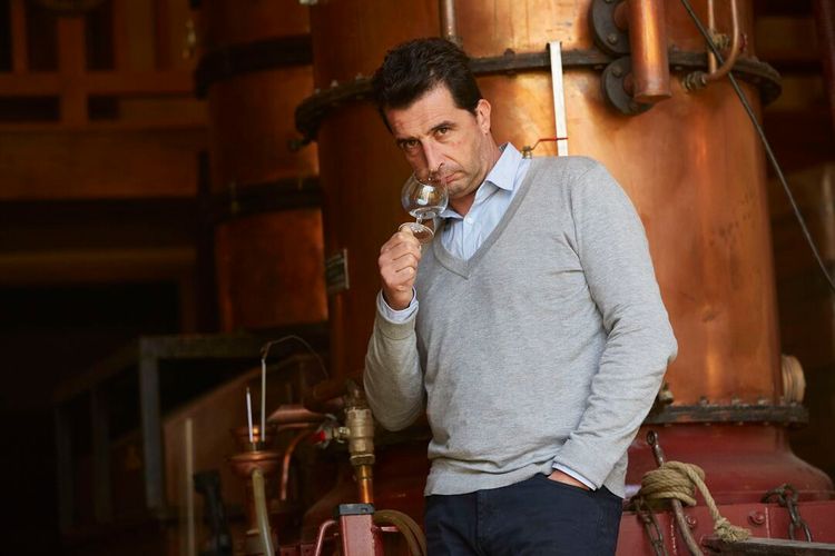 Marc Darroze dans son domaine goute de l'armagnac.