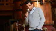 Marc Darroze dans son domaine goute de l'armagnac.