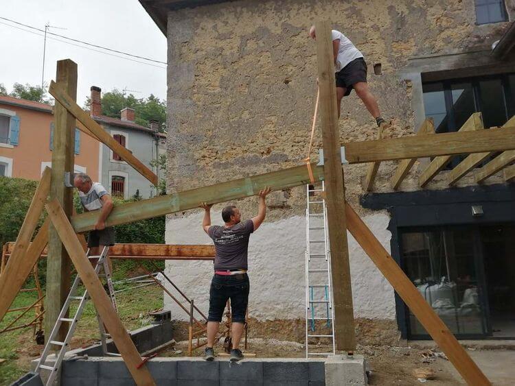 David Cian et des amis travaillent sur la Hacienda des Landes, en chantier.
