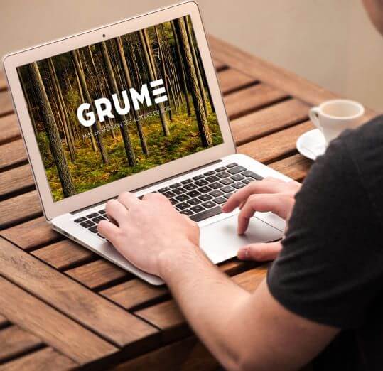 Un ordinateur sur lequel on peut voir la plateforme Grume.