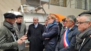 Olivier Bourdet-Pees et Olivier Dabadie présentant au ministre de l'Agriculture et aux élus gersois présents le fonctionnement du chai expérimental