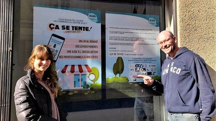 Pauline Fatela, coprésidente ACAA et Pierre Laran devant l'affiche de l'opération Ça se tente collée sur la vitrine du local à reprendre à Mirande