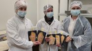 Les employées de Fumaison Occitane montrent les échantillons sous-scellés qui vont être présentés au Concours Général Agricole 2023