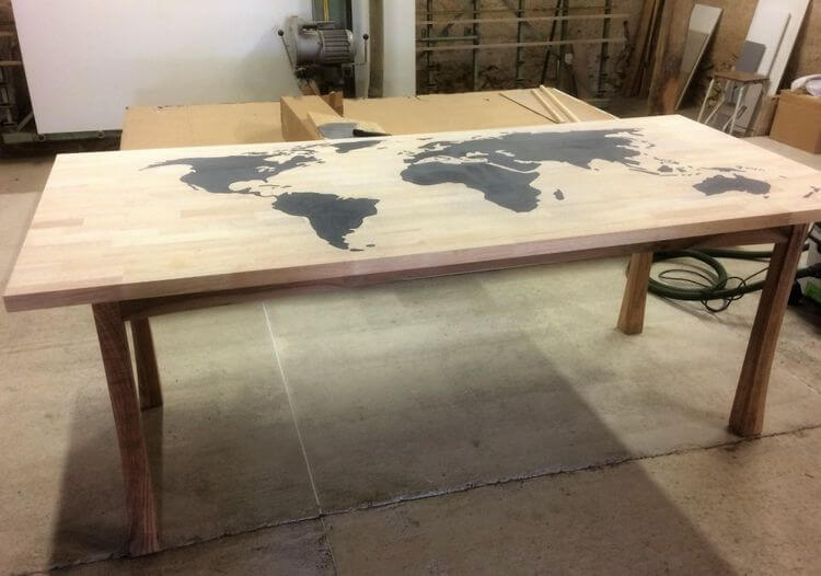 Une table en bois avec carte du monde sur le plateau