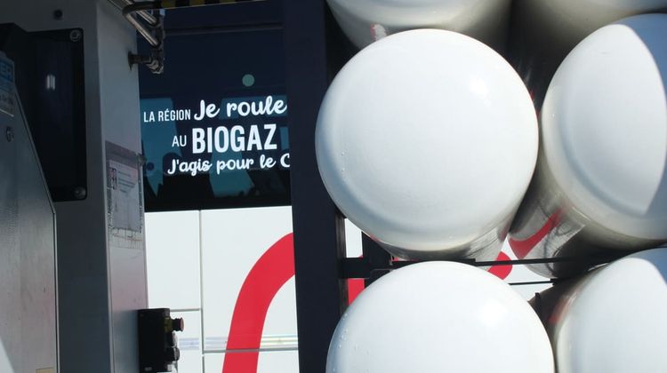 Les bonbonnes de stockage de BioGNV et en arrière plan, l'un des deux cars Caralliance fonctionnant avec cette énergie renouvelable.