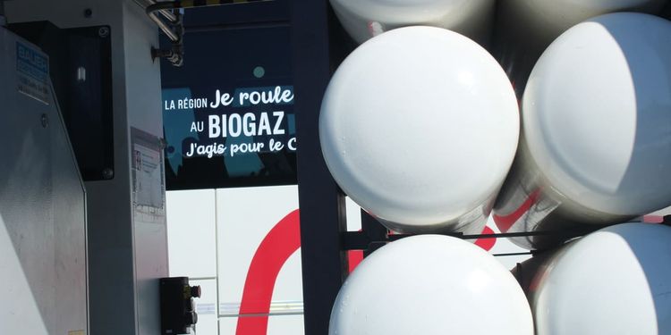 Les bonbonnes de stockage de BioGNV et en arrière plan, l'un des deux cars Caralliance fonctionnant avec cette énergie renouvelable.
