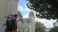 Marie Mesure devant le château de Pau, avec son sac à dos.