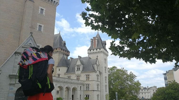 Marie Mesure devant le château de Pau, avec son sac à dos.