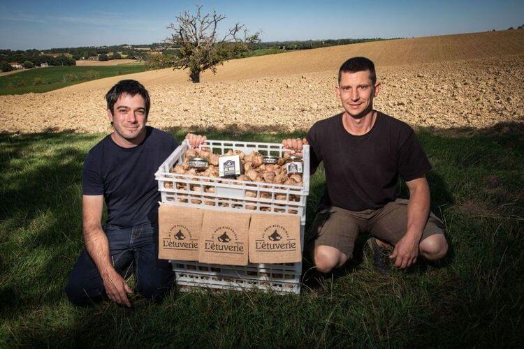 Nicolas Ricau et Fabien Candelon dans leur champ avec de l'ail récolté pour l'Étuverie