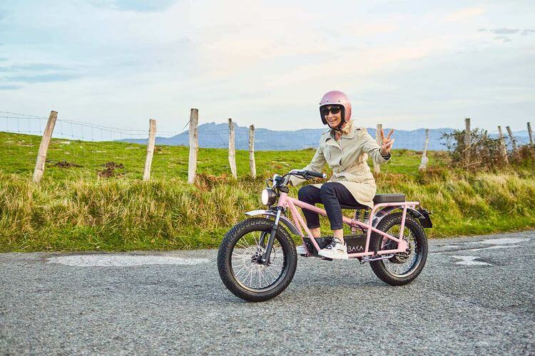 Une motarde avec sa Xubaka sur les routes du Pays basque