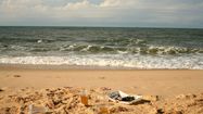 Plage polluée par des déchets