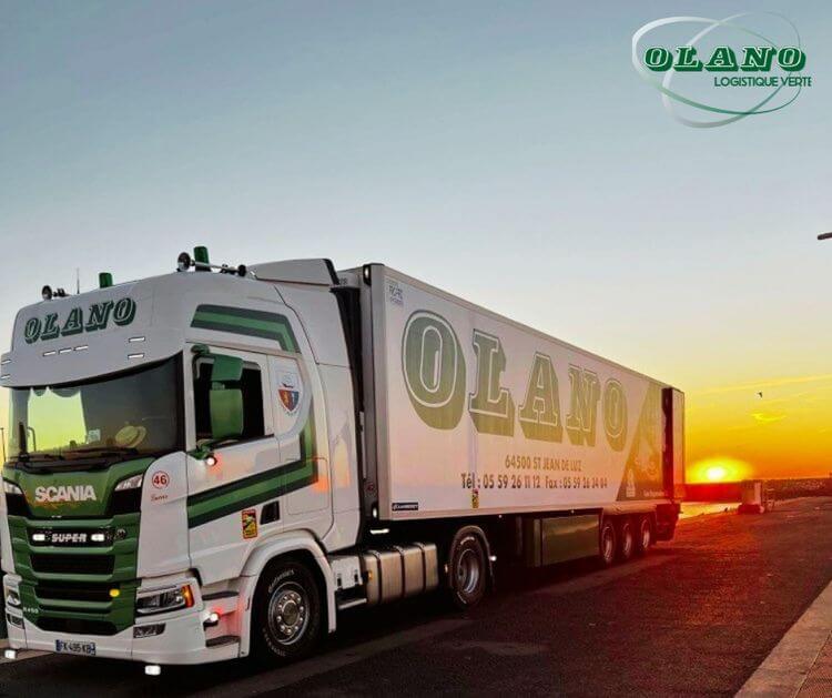 Camion Olano devant un coucher de soleil
