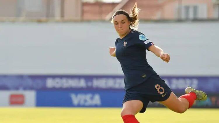 Une jeune joueuse de l'Équipe de France féminine de football des moins de 17 ans.