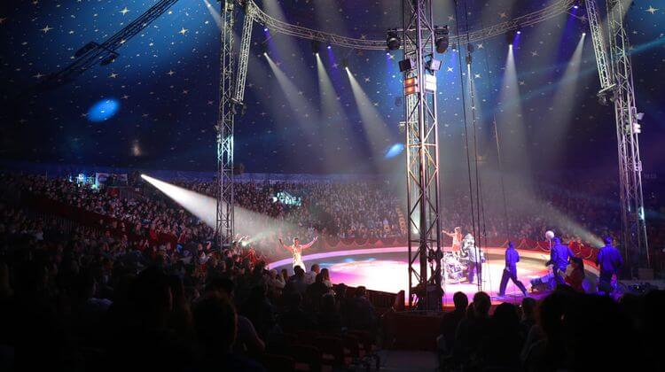 Une photo de l'intérieur du chapiteau du festival international des artistes de cirque de Saint-Paul-lès-Dax.