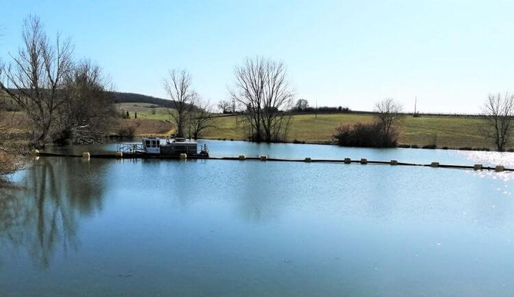 Une vue du lac de la famille Maestrojuan à Beaucaire avec la drague prête à lancer l'expérimentation