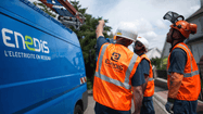 Des salariés Enedis travaillent sur une installation électrique.