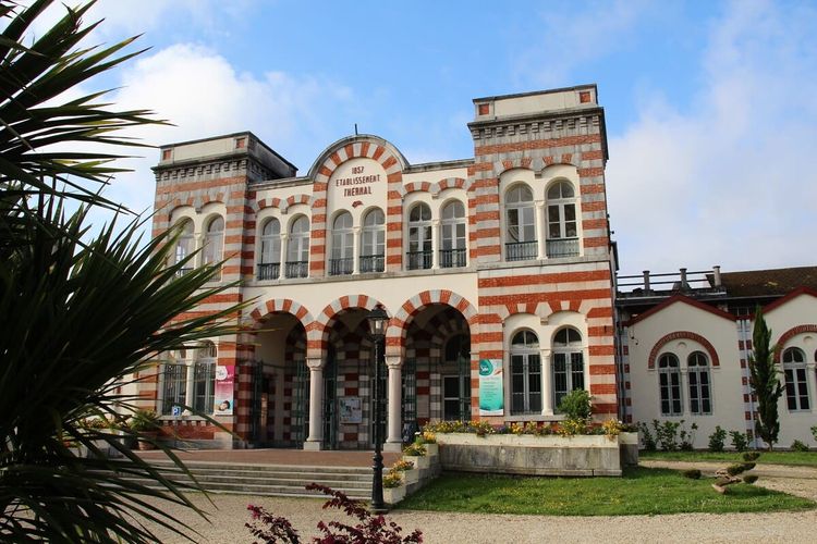 La façade des thermes de Salies-de-Béarn