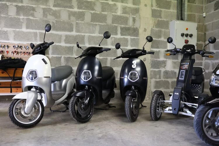 Des scooters électriques dans le service Mob'Services de l'association.