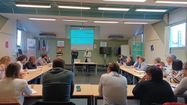 Des participants au salon Entreprendre dans les Landes, dans une salle de conférence.