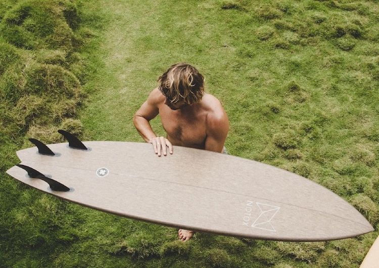 Surfeur équipé d'une planche Notox
