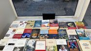 Des livres dans la devanture de la librairie Aux Feuilles Volantes à Saint-Paul-lès-Dax.