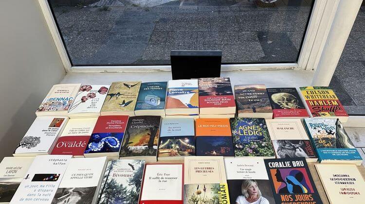 Des livres dans la devanture de la librairie Aux Feuilles Volantes à Saint-Paul-lès-Dax.
