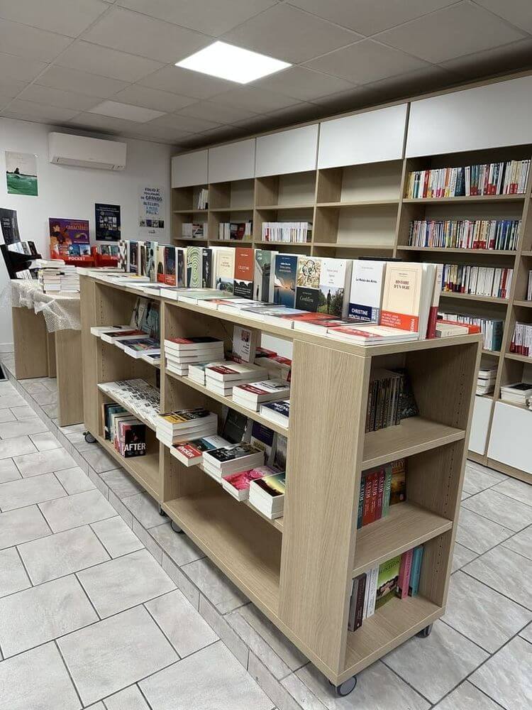 Les rayons de la librairies Aux Feuilles Volantes à Saint-Paul-lès-Dax.