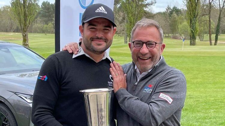 Maxime Radureau, vainqueur en 2022, avec Yves Béchu, le directeur du tournoi.