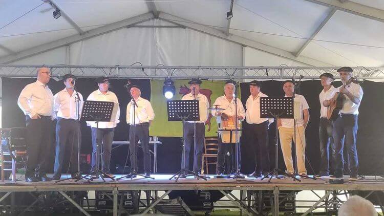 Un groupe de chanteurs béarnais sur la scène du festival de Siros.