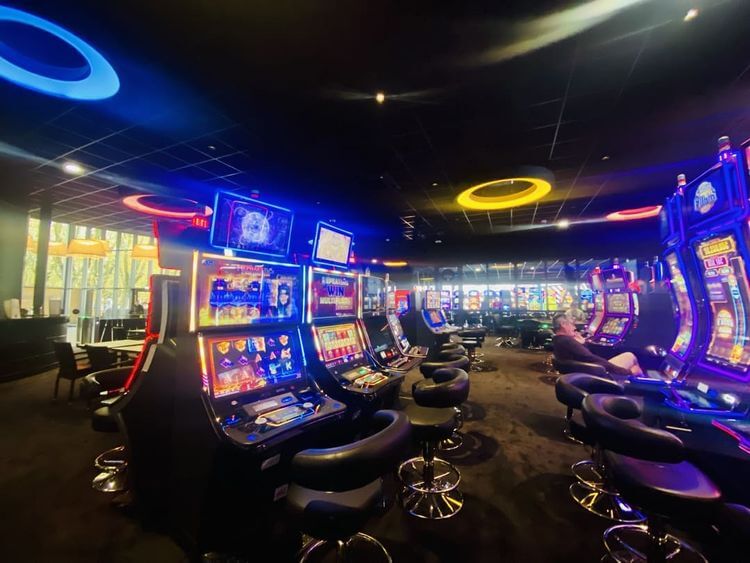 L'intérieur du Casino de Dax avec ses machines à sous.