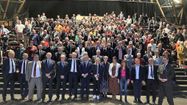 Les maires du Gers présents au congrès réunis pour la photo au Dôme de Gascogne