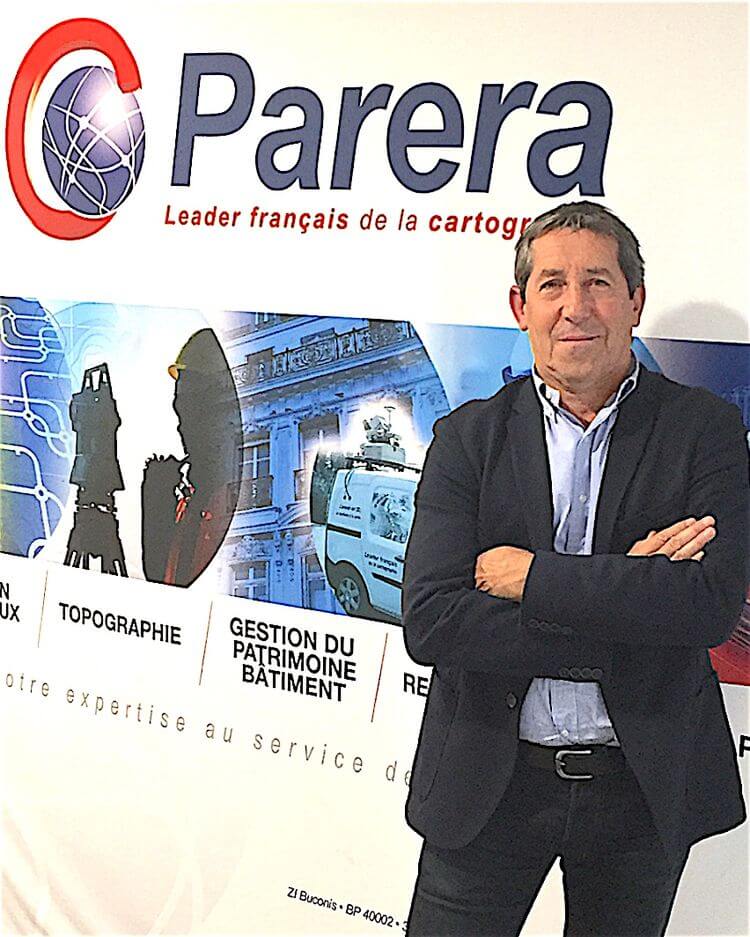 Jacques Cettolo devant une affiche Parera