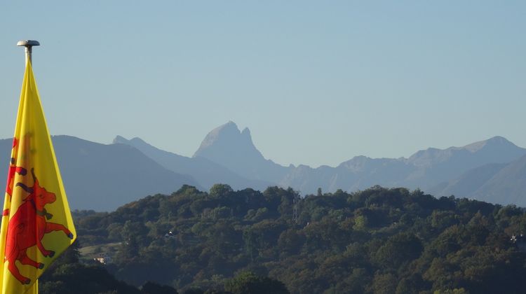 Le drapeau du Béarn surplombe les Pyrénées.