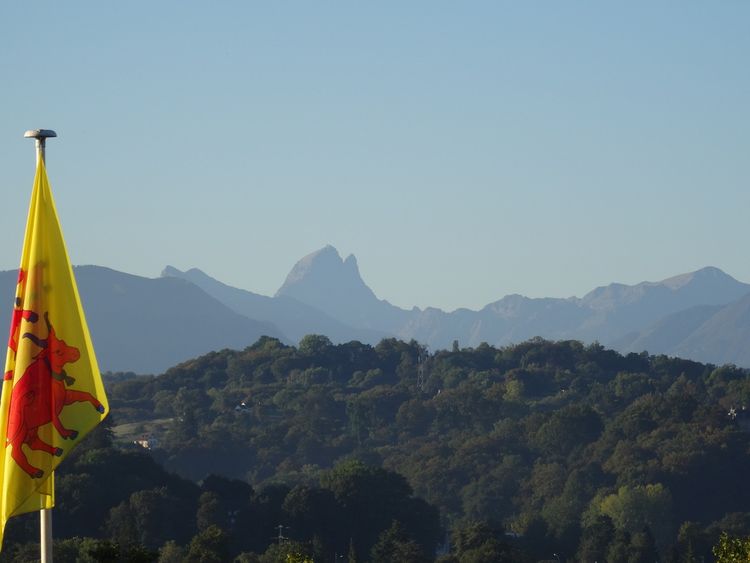 Le drapeau du Béarn surplombe les Pyrénées.