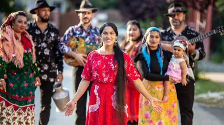 La chanteuse Monika Lakatos au milieu de ses musiciens en tenue traditionnelle