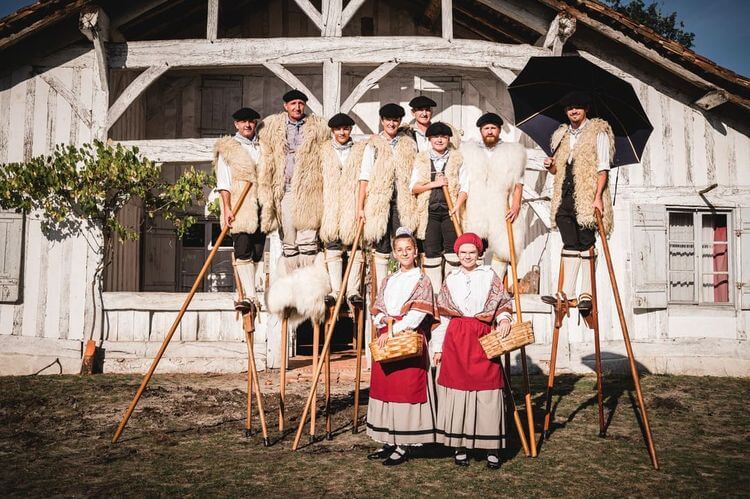 Des comédiens en tenues traditionnelles landaises à l'écomusée de Marquèze.