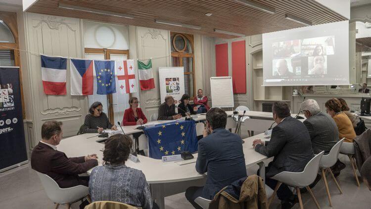 Une photo des participants à la conférence de presse lors de la présentation du projet Erasmus + au CD32
